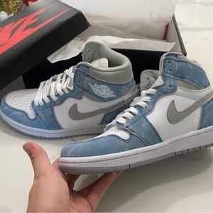 Air Jordan 1 Retro High "Hyper Royal"